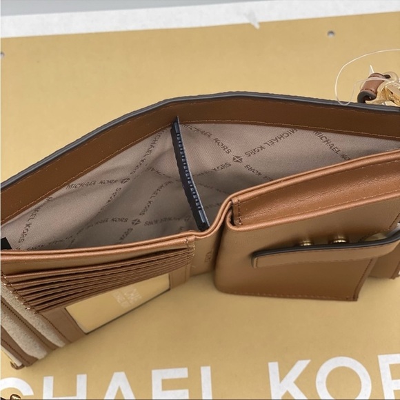 💙 Michael Kors DoubleZip Wristlet
Wallet Vanilla New - Picture 12 of 14